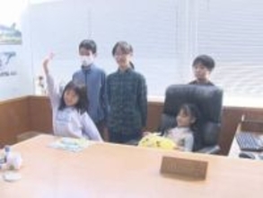 市長室の椅子に座り記念撮影…子供たちが市役所内を見学 市議会では議員等になり切って発言も 愛知県大府市