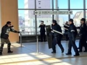 アジア競技大会など前に…愛知県のJR春日井駅で不審者への対処訓練 利用客の避難誘導や男の確保等の手順確認