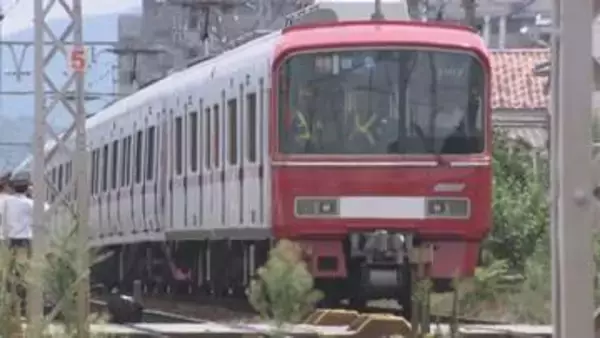 ブレーキ間に合わず…駅近くの線路上で年齢不詳の女性が特急列車にはねられ死亡 一部区間で約2時間運転見合わせに