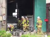 「1人が顔などをヤケド…塗装業者の倉庫が燃える火事 作業中だったとみられる20代男性を搬送 命に別条なし」の画像1