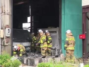 1人が顔などをヤケド…塗装業者の倉庫が燃える火事 作業中だったとみられる20代男性を搬送 命に別条なし
