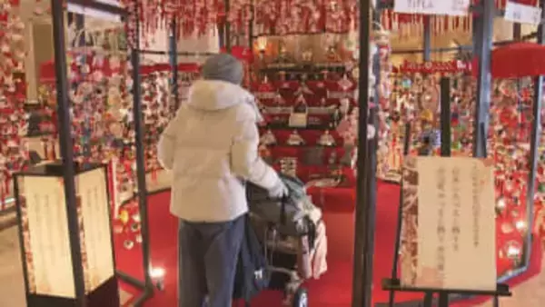 山形県酒田市の“傘福”など…名古屋駅前のホテルでロビーに雛のつるし飾り タイなどの縁起物約1万個が取り囲む