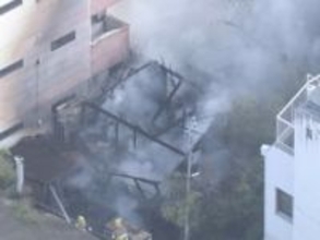 木造平屋建ての住宅が全焼する火事 隣の3階建てアパートの一部も燃えるもケガ人なし 愛知県刈谷市