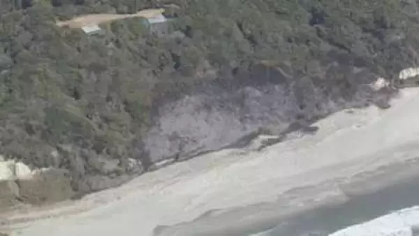 一夜明けた現在も鎮火に至らず…愛知県豊橋市の海岸付近で発生した山火事  朝からヘリコプターでの放水再開