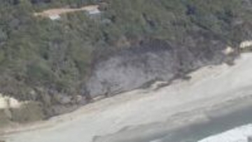 一夜明けた現在も鎮火に至らず…愛知県豊橋市の海岸付近で発生した山火事  朝からヘリコプターでの放水再開