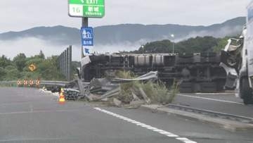 1台が横転…新東名高速のIC付近でトラック3台が絡む事故 運転手1人を搬送も命に別条なし 本線が一部通行止めに