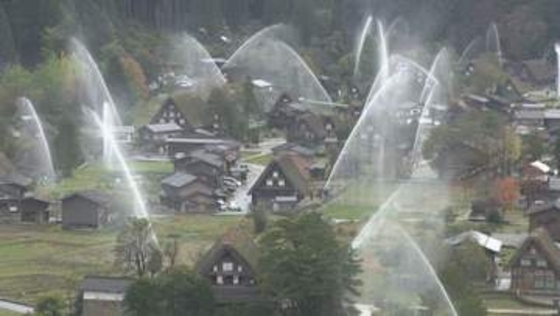 高さ30mの水のアーチ…世界遺産「白川郷」で火災に備え一斉放水訓練 約60基の放水銃から一斉に水柱立ち上がる