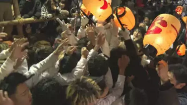 白装束の男衆が掛け声上げもみ合う…300年以上続く尾鷲神社の奇祭「ヤーヤ祭り」新年を祝い豊漁や豊作を占う