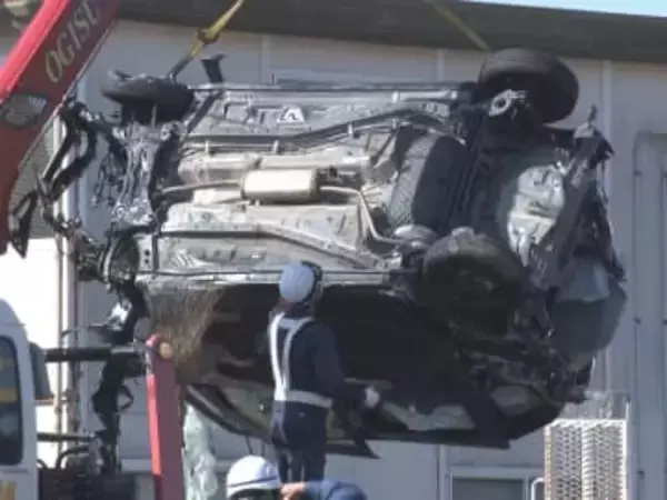 踏切内に入った70代女性運転の車が列車と衝突 女性は骨折の重傷 列車の運転士「急ブレーキ間に合わず」