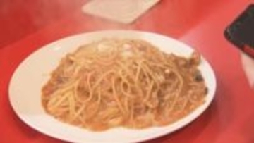 ニンニクもオイルも無料でマシマシ…ラーメンじゃないのに二郎系　悪魔的中毒性で話題の最大300gのボリュームに挑む
