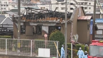 1人暮らしの80歳女性が死亡か…未明に木造2階建ての住宅が全焼 1階部分から性別不明の1人の遺体見つかる