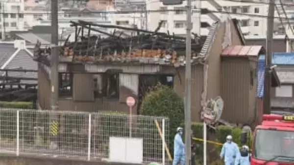 1人暮らしの80歳女性が死亡か…未明に木造2階建ての住宅が全焼 1階部分から性別不明の1人の遺体見つかる