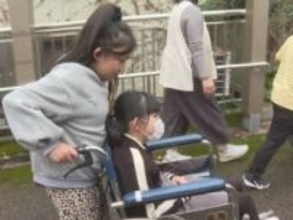 「砂利の所はむちゃくちゃ詰まる…」小学生が車いすの使用体験 小さな段差や砂利道を通行する難しさなど実感