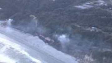 鎮圧のめど立たず…海岸沿いの山林が燃える火事 ヘリなど出動し消火活動続く けが人の情報なし