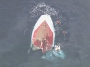 アジ釣りに出ていたか…13人乗った遊漁船が貨物船と衝突し船体が真っ二つに 全員が海に投げ出され2人が心肺停止