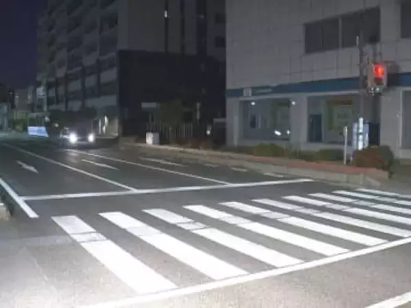 肋骨を折る重傷…夜の横断歩道で美容師の男性がバイクにはねられる そのまま現場から逃走しひき逃げ事件として捜査