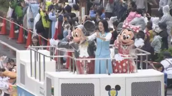 小牧では11年ぶりパレード…ディズニーの仲間たちが愛知県の「小牧市民まつり」に登場 ミッキーもレインコート姿