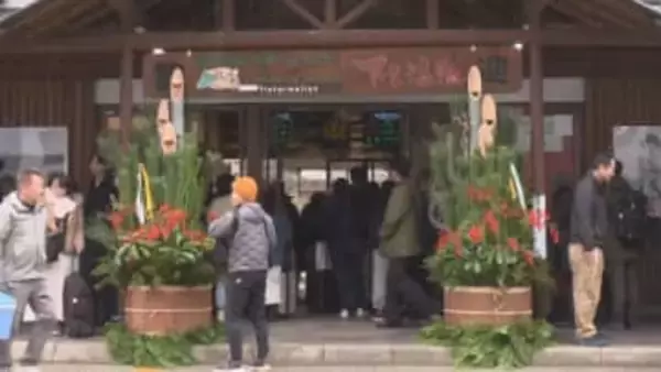 高さ約2.6m…JR下呂駅前に年末年始の観光客を迎える『ジャンボ門松』地元の中学生も飾り付けに参加