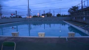 破片が女子生徒にあたりケガ…中学校で授業中にプールサイドの壁が剥落 2年前の点検でひび割れ確認も「経過観察」