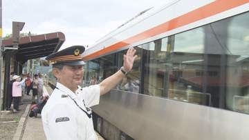 「国鉄の職場は荒廃していて…」JR東海で国鉄時代を知る“最後の駅長”が定年退職へ あふれ出る「鉄道への愛」