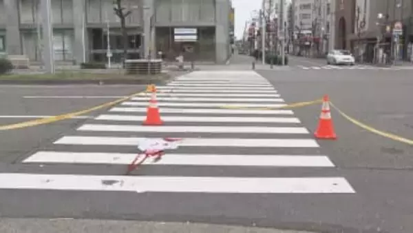どちらかが信号無視か…繁華街で10代位の男女2人が66歳男性運転の車にはねられる 2人とも意識不明の重体