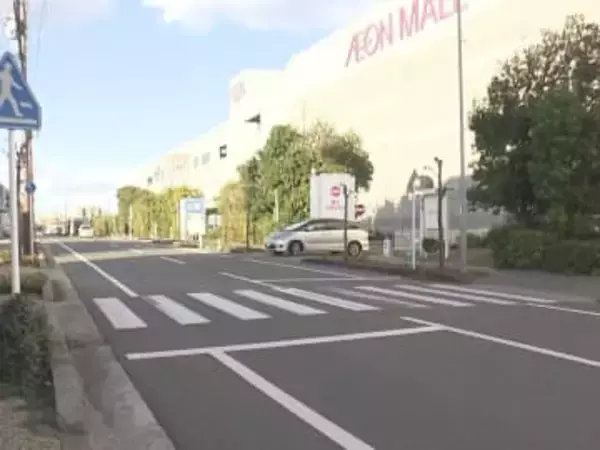 現場はイオン前の道路…横断歩道で84歳女性が車にひき逃げされ意識不明の重体 運転手とみられる人物から事情聴く