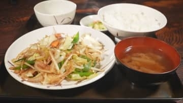 住宅街の中で“タイムスリップ”…約半世紀続く昭和レトロな食堂『お食事処 ひさや』夫婦が二人三脚で守るのれん