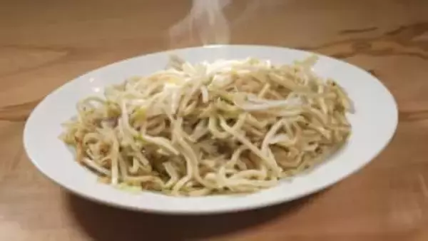 「知らない人はいない」中津川のソウルフード“白い焼きそば” 地元民を虜にする塩とニンニクで仕上げた太麺の味