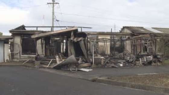 80代夫婦が死亡か…市営住宅で火事 5軒棟続きのうち2軒が全焼 火元の住宅から性別不明の2人の遺体見つかる