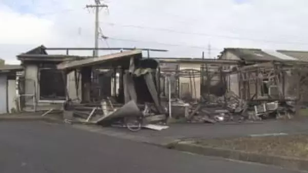 80代夫婦が死亡か…市営住宅で火事 5軒棟続きのうち2軒が全焼 火元の住宅から性別不明の2人の遺体見つかる