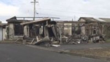 80代夫婦が死亡か…市営住宅で火事 5軒棟続きのうち2軒が全焼 火元の住宅から性別不明の2人の遺体見つかる