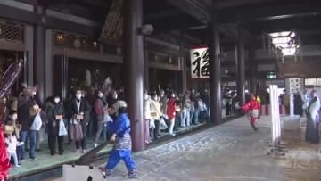 “ニセ警察官”も鬼と共に退治…愛知県岡崎市の一畑山薬師寺で『節分豆まき祭』参詣者らが思い思いの願い込めて豆をまく