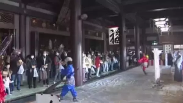 “ニセ警察官”も鬼と共に退治…愛知県岡崎市の一畑山薬師寺で『節分豆まき祭』参詣者らが思い思いの願い込めて豆をまく