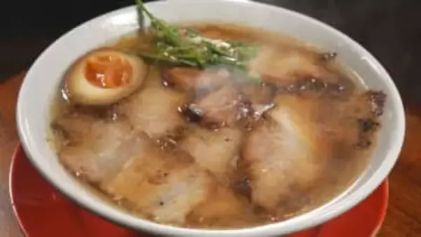 わずか15分で仕上げる“こだわりスープ”とは…豪快チャーシューが人気のラーメン店 目指すは100年続く味