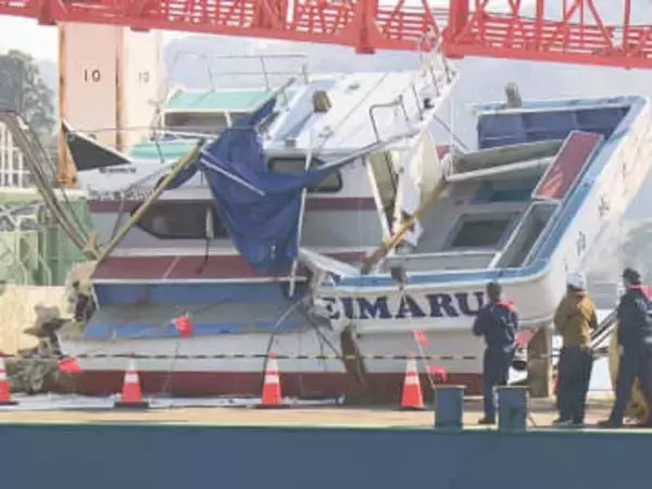 停泊中の船に減速せず突っ込んだか…貨物船が遊漁船に衝突し2人死亡の事故 逮捕された女の操船開始1時間後に発生