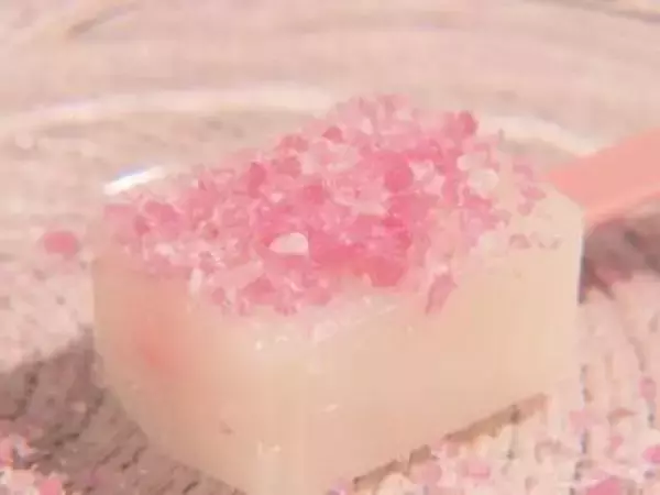 サクマ製菓のロングセラーとコラボ…大須ういろから『ウイロバー いちごみるく』“白”の上にキャンディかける