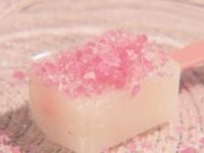 サクマ製菓のロングセラーとコラボ…大須ういろから『ウイロバー いちごみるく』“白”の上にキャンディかける