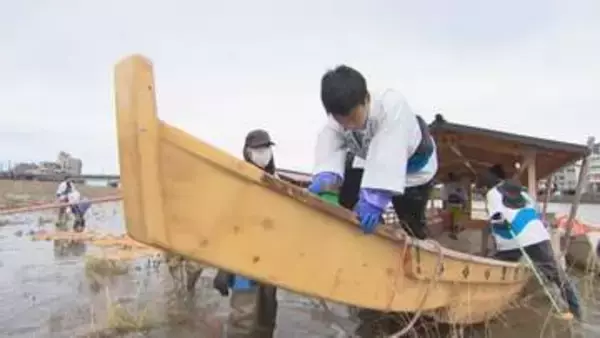 「5/11開幕…岐阜市の長良川鵜飼が始まるのを前に観覧船の汚れを落とす“船洗い” 初めて市民らも参加」の画像