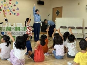 園児に人形劇で説明…愛知県清須市の保育園で西枇杷島署の署長らが交通安全教室 横断歩道の渡り方など教える