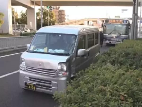 交差点を直進中の市バスと対向車線からUターンしてきた軽自動車が衝突 軽の運転手「逆光で見えづらかった」