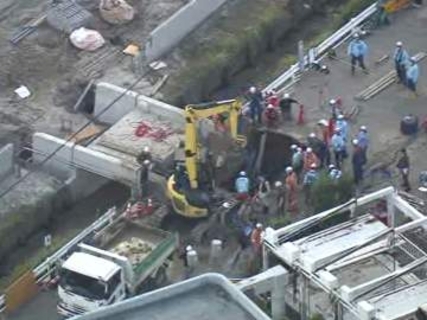 助けようとした20代男性が死亡…工事現場で作業員3人が“生き埋め”に 1人は自力で脱出しもう1人を消防が救助中