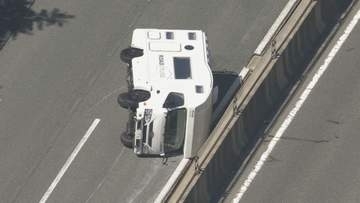 乗用車と衝突か…高速道路でキャンピングカーが横転 乗用車側の5人がケガをして搬送 東名阪上りで一部車線規制