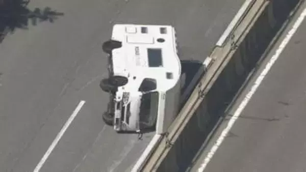 乗用車と衝突か…高速道路でキャンピングカーが横転 乗用車側の5人がケガをして搬送 東名阪上りで一部車線規制