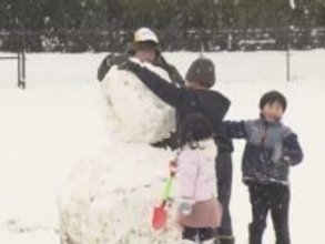 名古屋城の屋根瓦も白く…今季一番の寒波で岐阜や愛知の平地でも一部で大雪 名古屋では今季初となる1cmの積雪