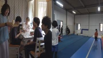 「皆さん宙返りなどされます」オシャレなカフェの奥に“本格スポーツ施設” 誕生の裏側にあった店長の娘への思い