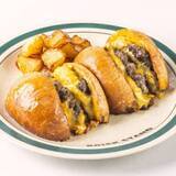 「全粒粉バンズと国産牛パティが光る…二度焼きで旨み凝縮した素材にこだわる新感覚ハンバーガーの店が栄に誕生」の画像1