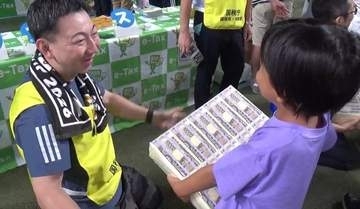 日本サッカー協会と国税局がコラボイベント 紙幣1億円分の重さを体感した子供「1億円を納められるようになりたい」