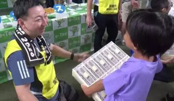 日本サッカー協会と国税局がコラボイベント 紙幣1億円分の重さを体感した子供「1億円を納められるようになりたい」