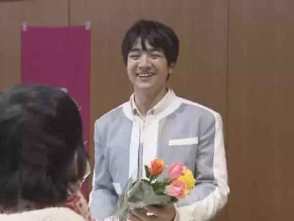 ボイメン本田さんが手渡し…規格外のバラで花束をつくり販売するイベント 売上金はマダガスカルの子供たちの支援に