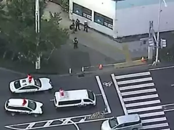 80代位の男性が運転し駐車場に突っ込む…マイクロバスに歩行者の30代とみられる男女2人がはねられ死亡